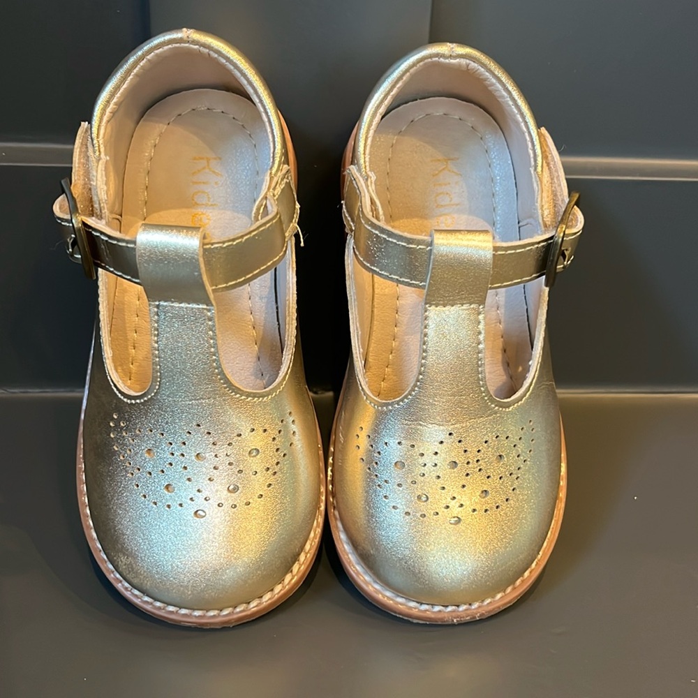 Gold Toddler Mary Jane’s size 7